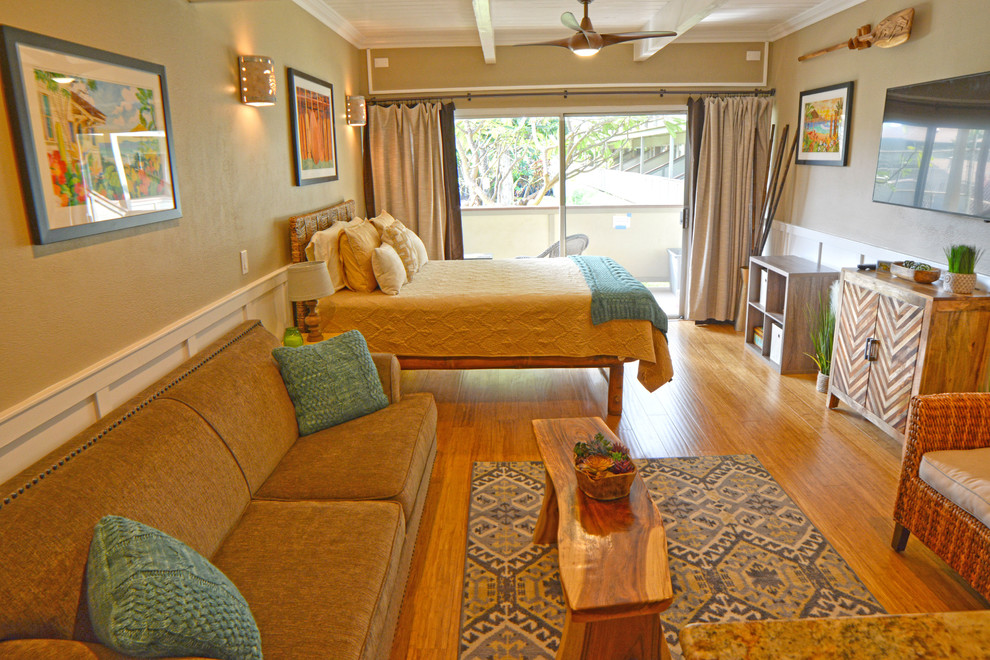 Cette image montre un petit salon marin ouvert avec une salle de réception, un mur beige, parquet en bambou et un téléviseur fixé au mur.