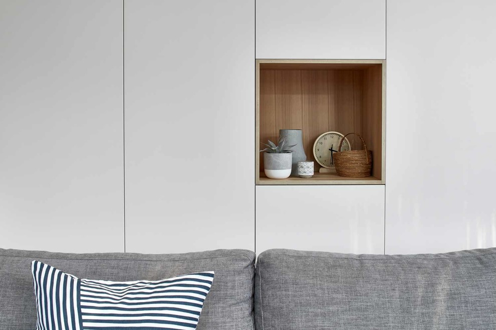 Свежая идея для дизайна: маленькая открытая гостиная комната в современном стиле с белыми стенами, светлым паркетным полом и бежевым полом для на участке и в саду - отличное фото интерьера