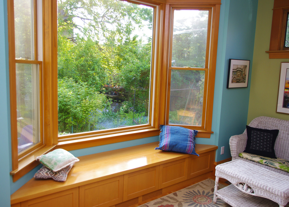 Foto på ett litet amerikanskt separat vardagsrum, med flerfärgade väggar och ljust trägolv
