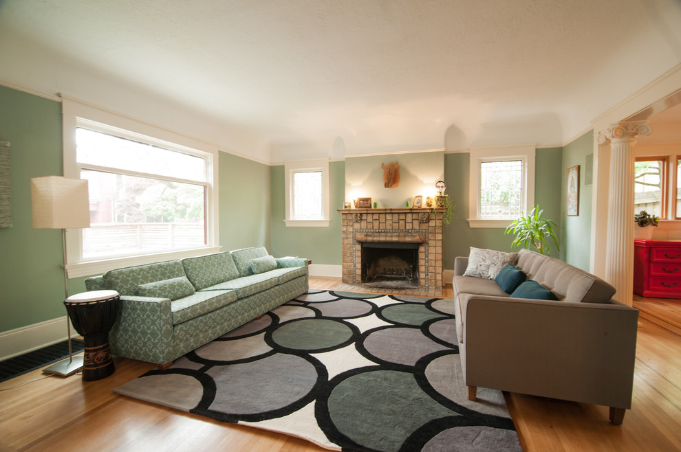 На фото: гостиная комната в стиле фьюжн с фасадом камина из плитки