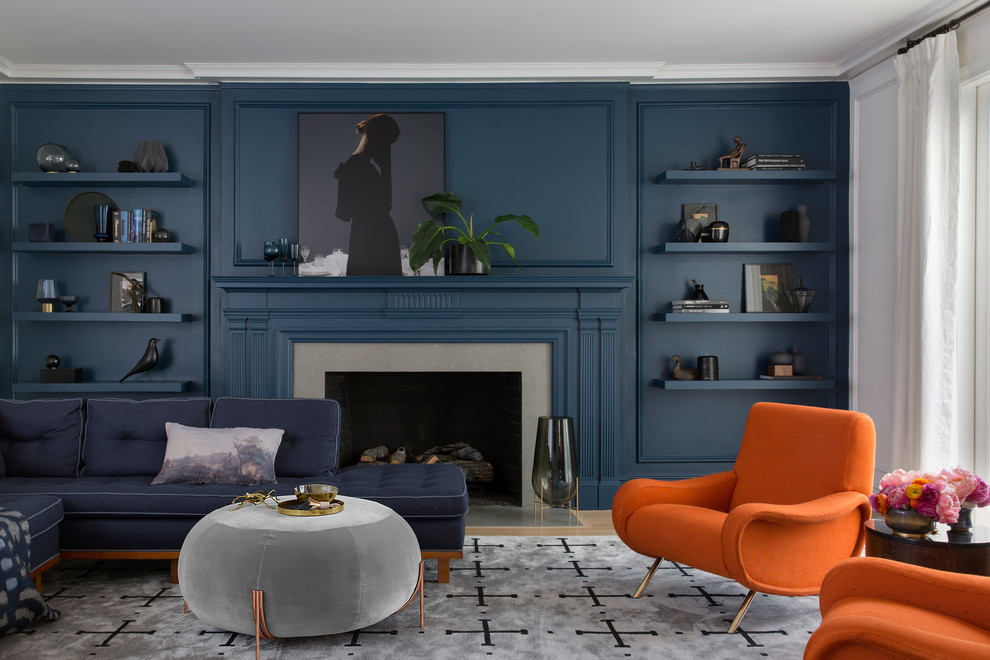 Repräsentatives, Fernseherloses, Abgetrenntes Modernes Wohnzimmer mit blauer Wandfarbe, Kamin, hellem Holzboden und beigem Boden in San Francisco