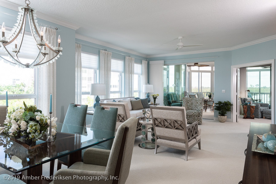 На фото: открытая гостиная комната среднего размера в стиле неоклассика (современная классика) с синими стенами, ковровым покрытием, мультимедийным центром и белым полом без камина