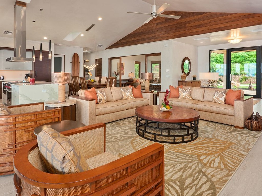 Mittelgroßes, Offenes, Repräsentatives Wohnzimmer ohne Kamin mit weißer Wandfarbe, hellem Holzboden, freistehendem TV und beigem Boden in Hawaii