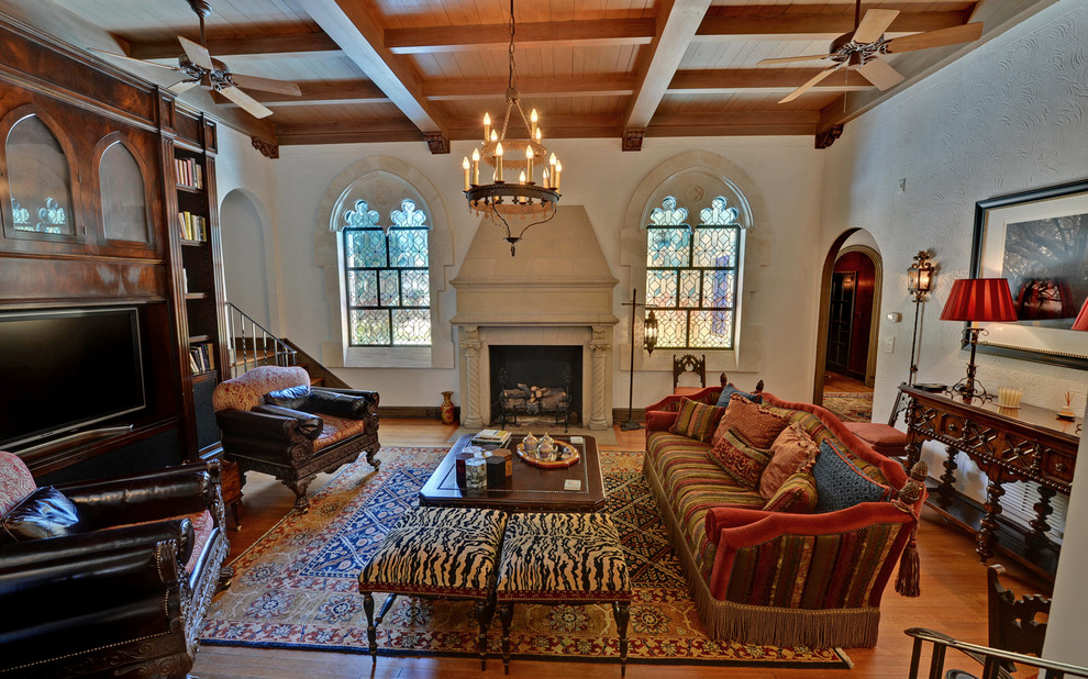 Repräsentatives Mediterranes Wohnzimmer mit beiger Wandfarbe, braunem Holzboden und Kamin in Atlanta