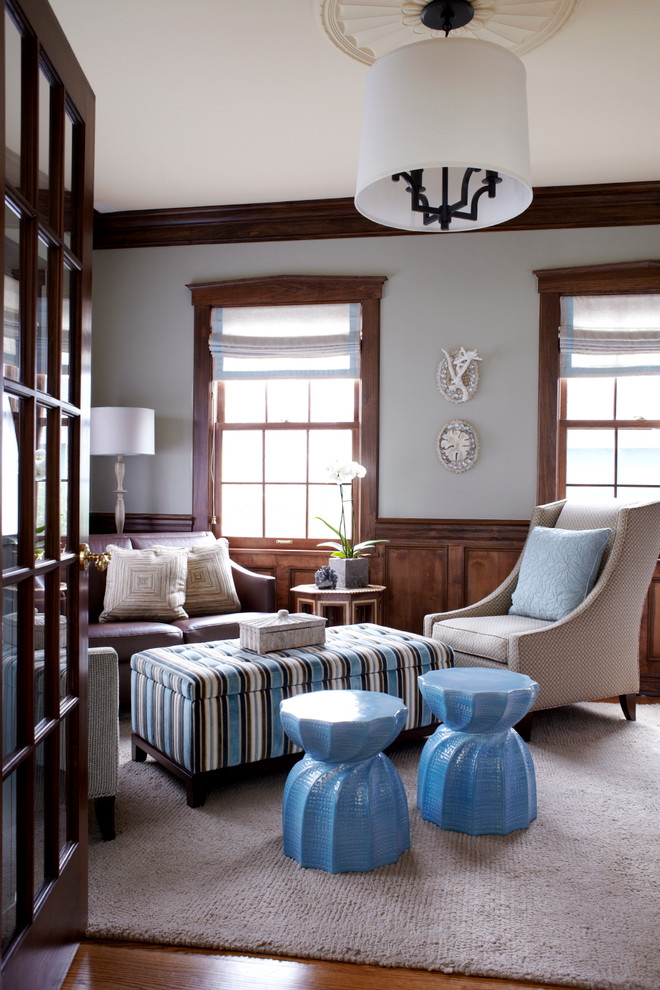 Источник вдохновения для домашнего уюта: гостиная комната в морском стиле с серыми стенами