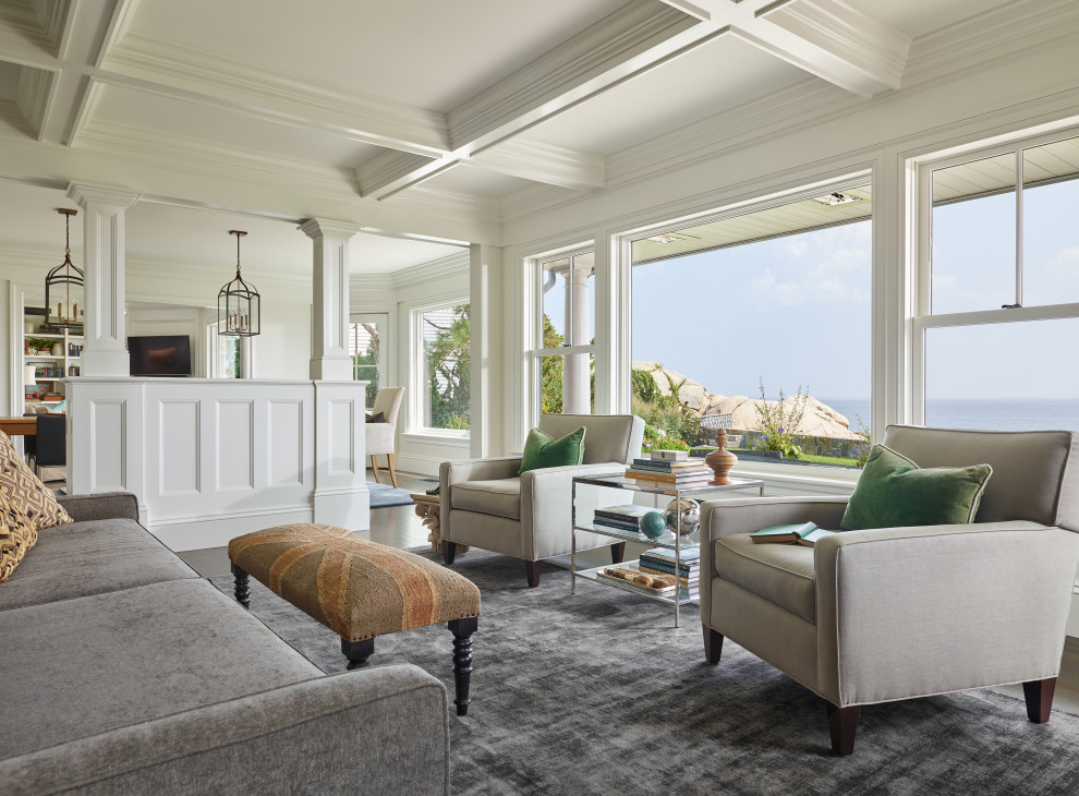 Стильный дизайн: гостиная комната в морском стиле с белыми стенами, темным паркетным полом, коричневым полом и кессонным потолком - последний тренд