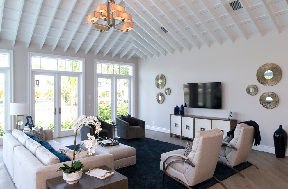 Ejemplo de salón para visitas abierto clásico renovado de tamaño medio sin chimenea con televisor colgado en la pared, paredes blancas y suelo de madera pintada