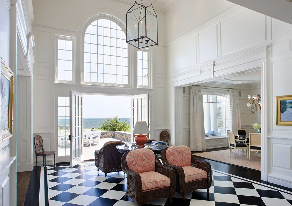 Источник вдохновения для домашнего уюта: гостиная комната в морском стиле с белыми стенами и полом из керамической плитки