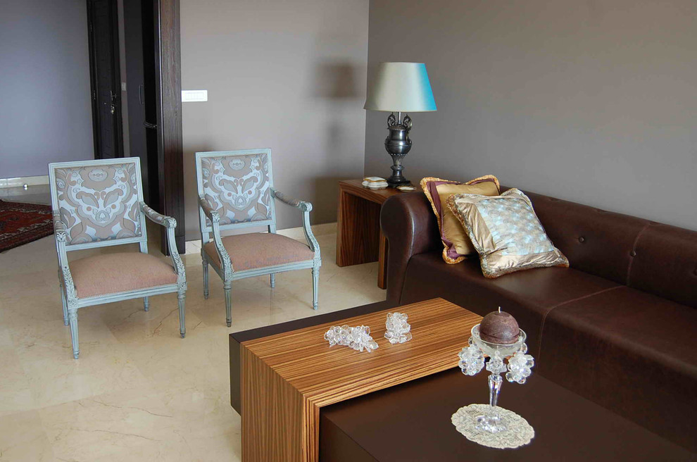 Esempio di un soggiorno classico aperto e di medie dimensioni con sala formale, pareti grigie e pavimento in marmo