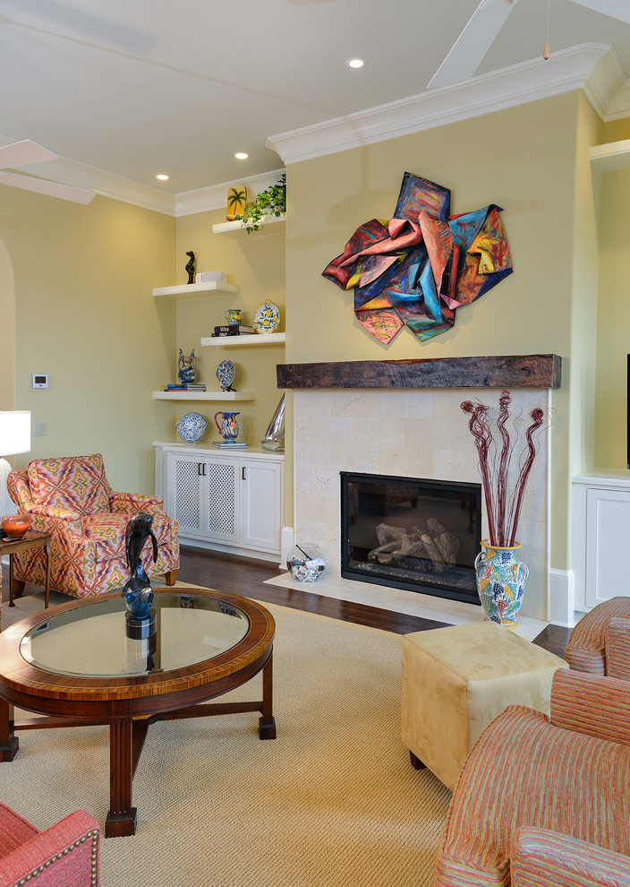 На фото: гостиная комната в классическом стиле с стандартным камином и фасадом камина из штукатурки с