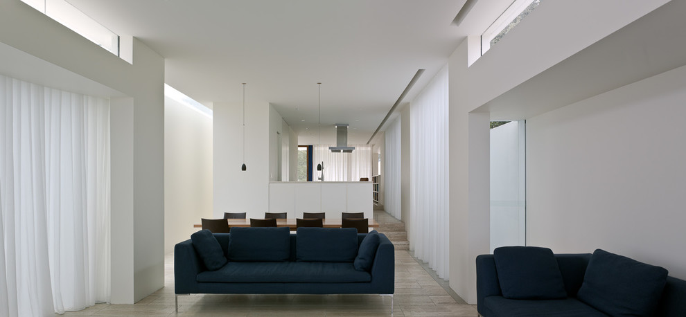 Großes, Offenes Modernes Wohnzimmer mit weißer Wandfarbe und hellem Holzboden in Sydney