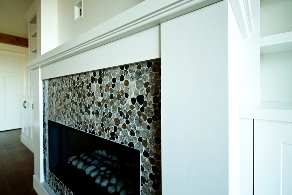 バンクーバーにある高級な広いモダンスタイルのおしゃれなLDK (グレーの壁、無垢フローリング、標準型暖炉、石材の暖炉まわり、埋込式メディアウォール) の写真