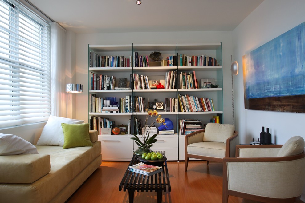 Свежая идея для дизайна: маленькая гостиная комната в современном стиле для на участке и в саду - отличное фото интерьера