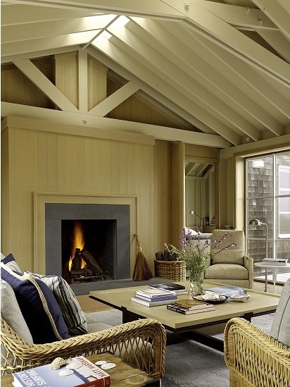 Fernseherloses Maritimes Wohnzimmer im Loft-Stil mit beiger Wandfarbe, Kamin, Kaminumrandung aus Holz, grauem Boden und Holzdecke in San Francisco