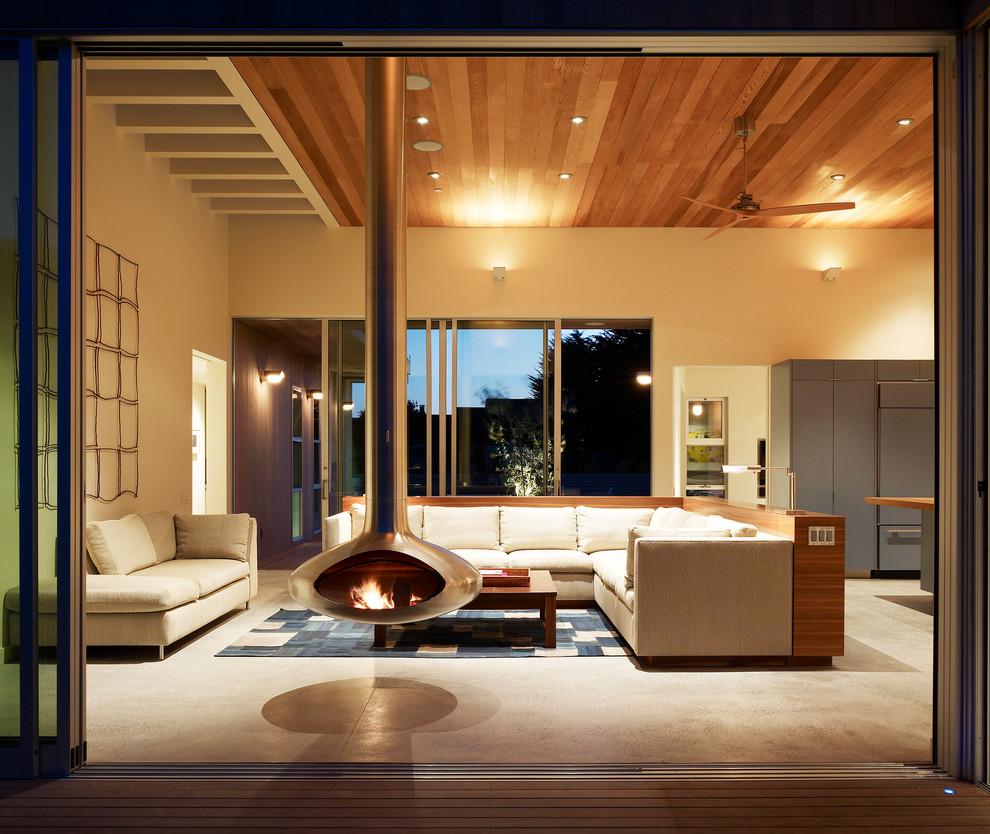 Offenes, Mittelgroßes Maritimes Wohnzimmer mit beiger Wandfarbe, Teppichboden, Hängekamin und Kaminumrandung aus Metall in San Francisco