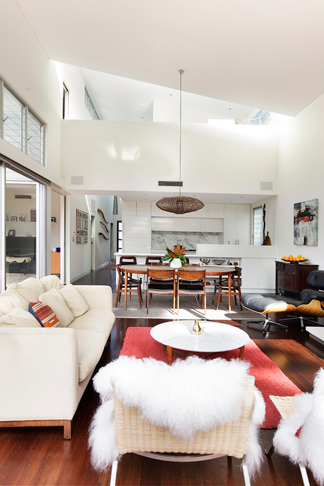 Mittelgroßes, Offenes Modernes Wohnzimmer mit weißer Wandfarbe und dunklem Holzboden in Sydney