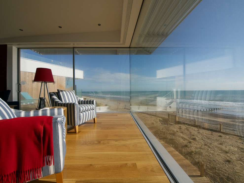 Maritimes Wohnzimmer mit braunem Holzboden in Kent