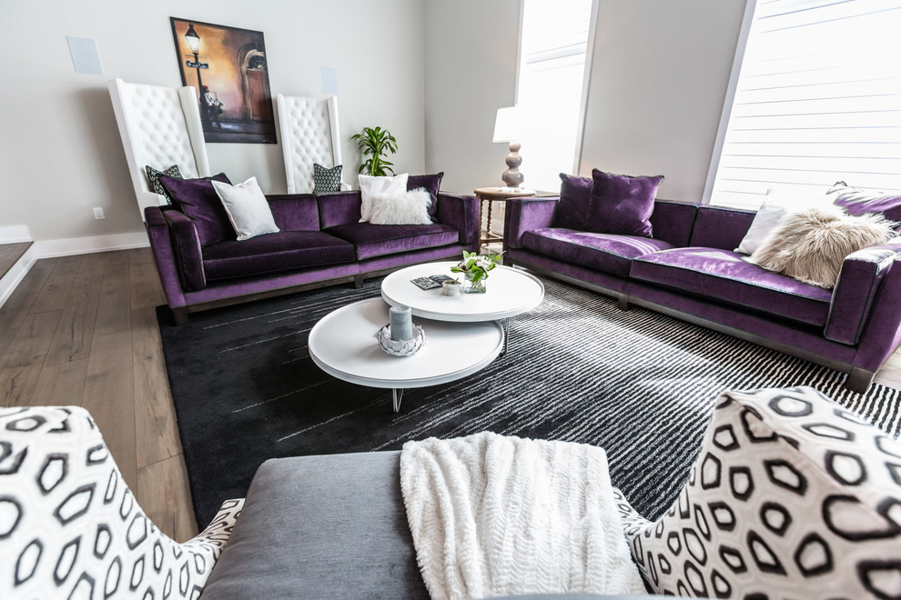 Idee per un ampio soggiorno moderno aperto con pareti grigie, pavimento in legno massello medio, TV a parete, sala formale e pavimento marrone