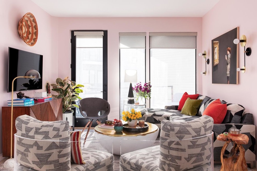 На фото: открытая гостиная комната среднего размера в стиле фьюжн с розовыми стенами и ковровым покрытием без камина