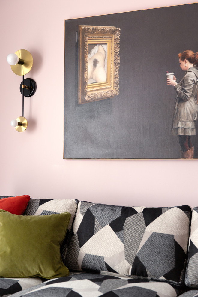 Foto di un soggiorno minimal di medie dimensioni e aperto con pareti rosa, moquette e nessun camino