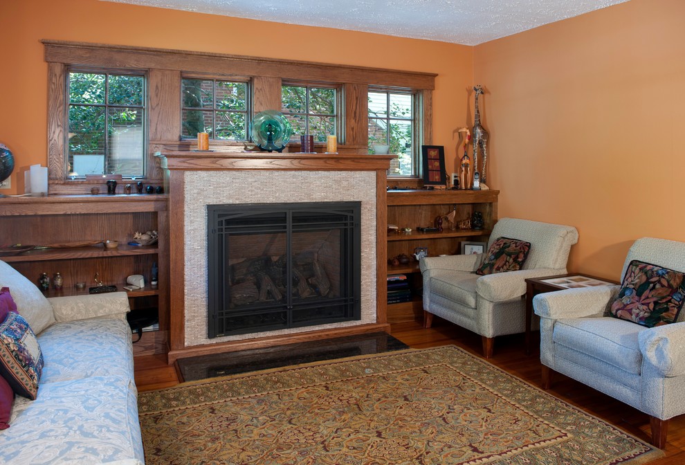 Inspiration pour un petit salon craftsman fermé avec un mur orange, un sol en bois brun, une cheminée standard, un manteau de cheminée en carrelage, aucun téléviseur et une salle de réception.