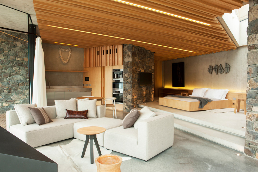 Пример оригинального дизайна: открытая гостиная комната среднего размера в современном стиле с бетонным полом