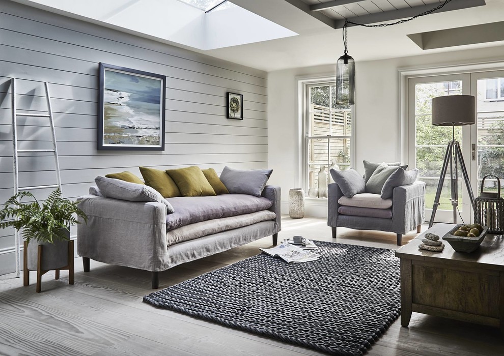Abgetrenntes Maritimes Wohnzimmer mit grauer Wandfarbe und grauem Boden in Sonstige