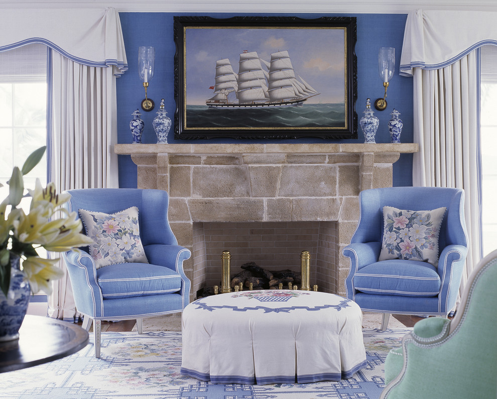 На фото: гостиная комната в классическом стиле с синими стенами и красивыми шторами