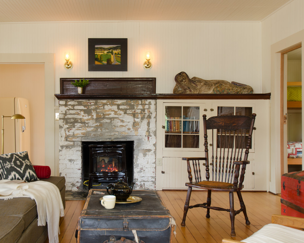 Пример оригинального дизайна: гостиная комната в морском стиле с фасадом камина из кирпича