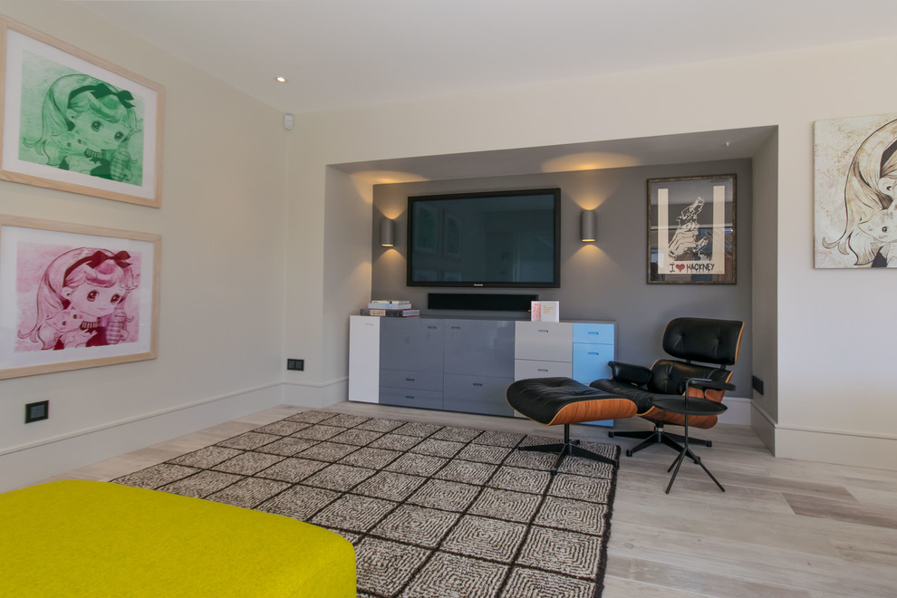На фото: открытая гостиная комната среднего размера в современном стиле с серыми стенами, светлым паркетным полом, телевизором на стене и серым полом