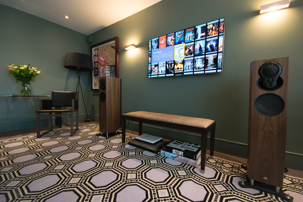 Mittelgroßes, Abgetrenntes Modernes Musikzimmer mit grüner Wandfarbe, Teppichboden, TV-Wand und buntem Boden in Kent