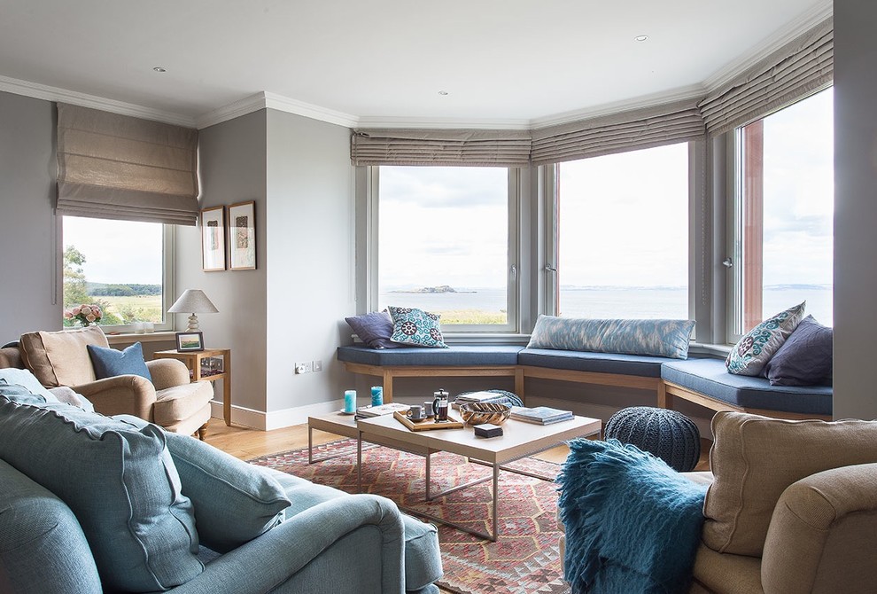 Example of a trendy living room design in Edinburgh