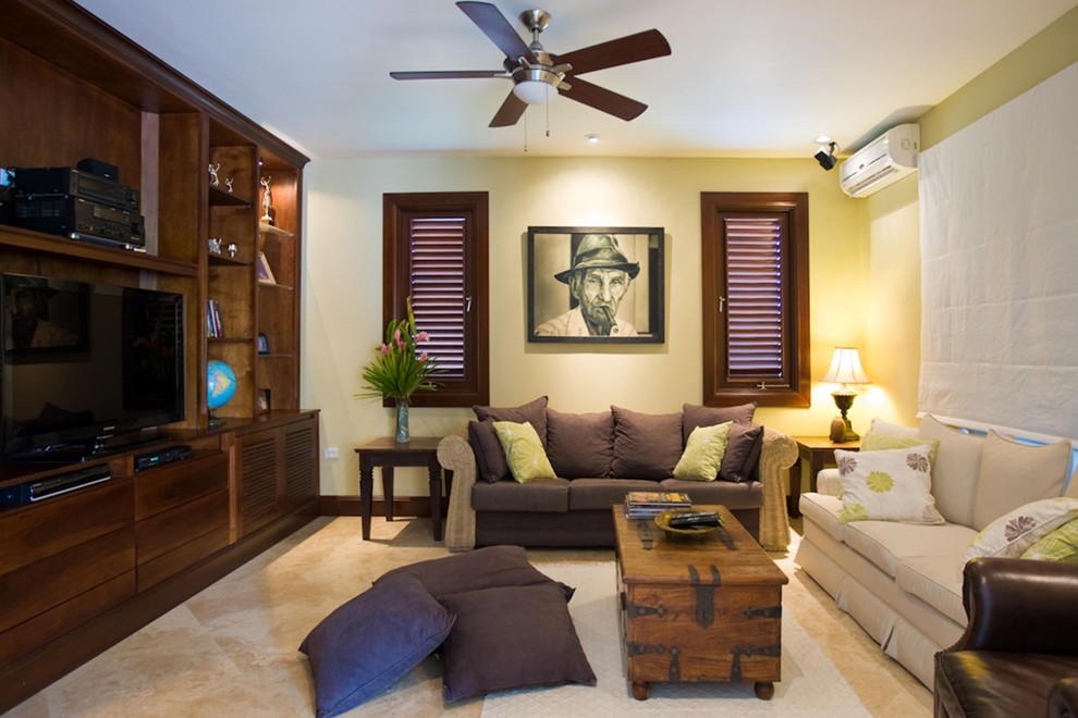 Idee per un soggiorno tropicale di medie dimensioni e chiuso con pareti beige, pavimento in travertino e parete attrezzata
