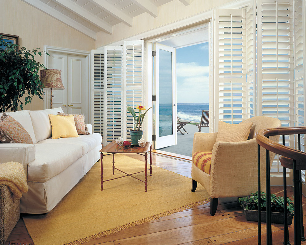 Maritimes Wohnzimmer mit beiger Wandfarbe und braunem Holzboden in Miami