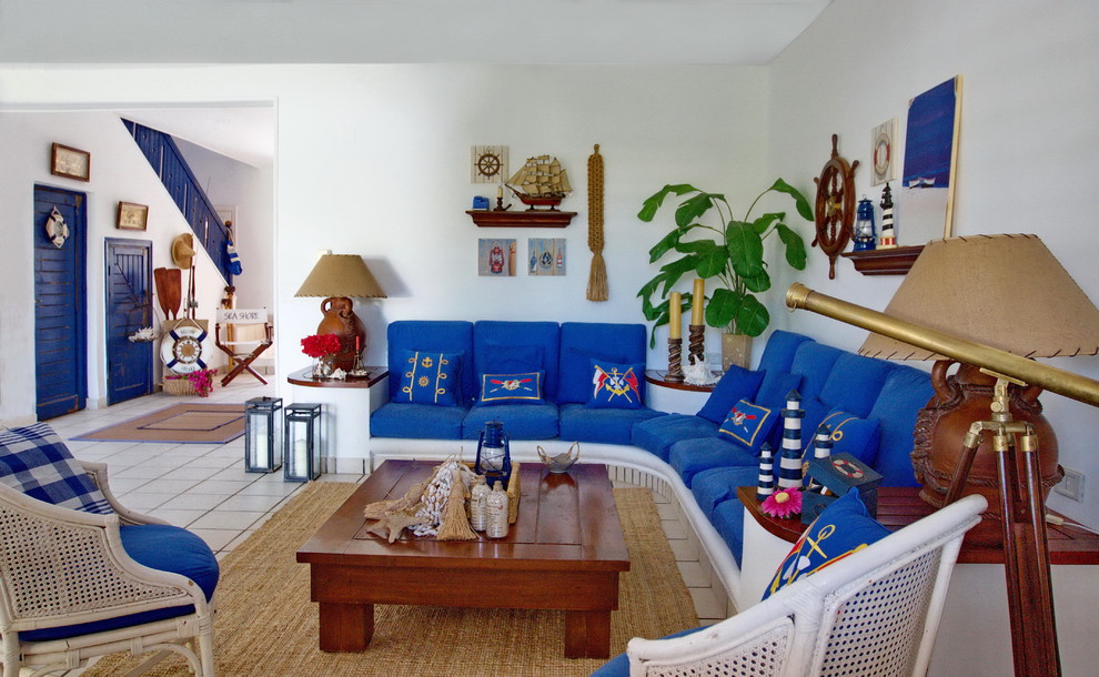 Пример оригинального дизайна: гостиная комната в средиземноморском стиле с белыми стенами и полом из керамической плитки
