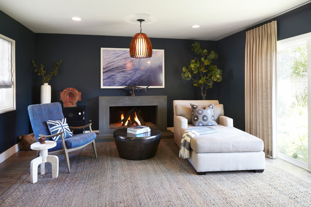 Repräsentatives, Abgetrenntes Klassisches Wohnzimmer mit blauer Wandfarbe, dunklem Holzboden, Kamin und Kaminumrandung aus Beton in Los Angeles