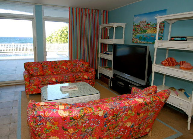 На фото: гостиная комната в морском стиле с
