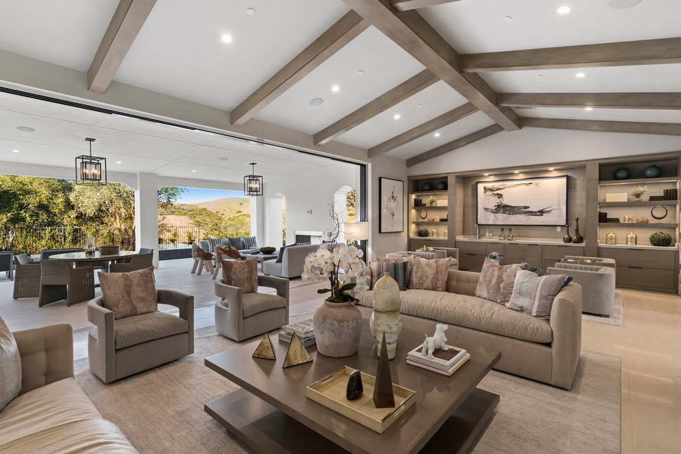 Modernes Wohnzimmer mit Hausbar, weißer Wandfarbe, hellem Holzboden und beigem Boden in Orange County