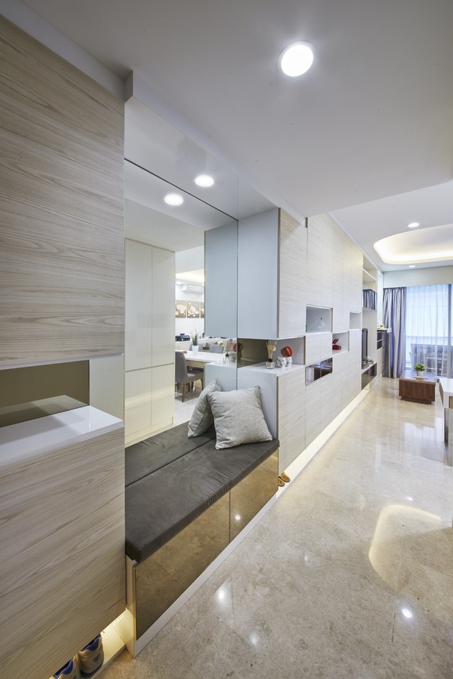 Mittelgroßes, Offenes Modernes Wohnzimmer mit weißer Wandfarbe, Marmorboden und Multimediawand in Singapur