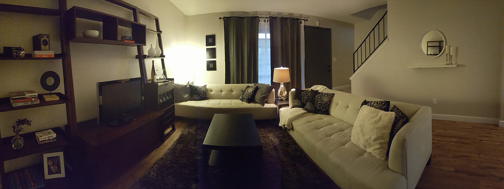 Immagine di un piccolo soggiorno chic stile loft con pareti grigie, parquet chiaro, nessun camino e TV autoportante