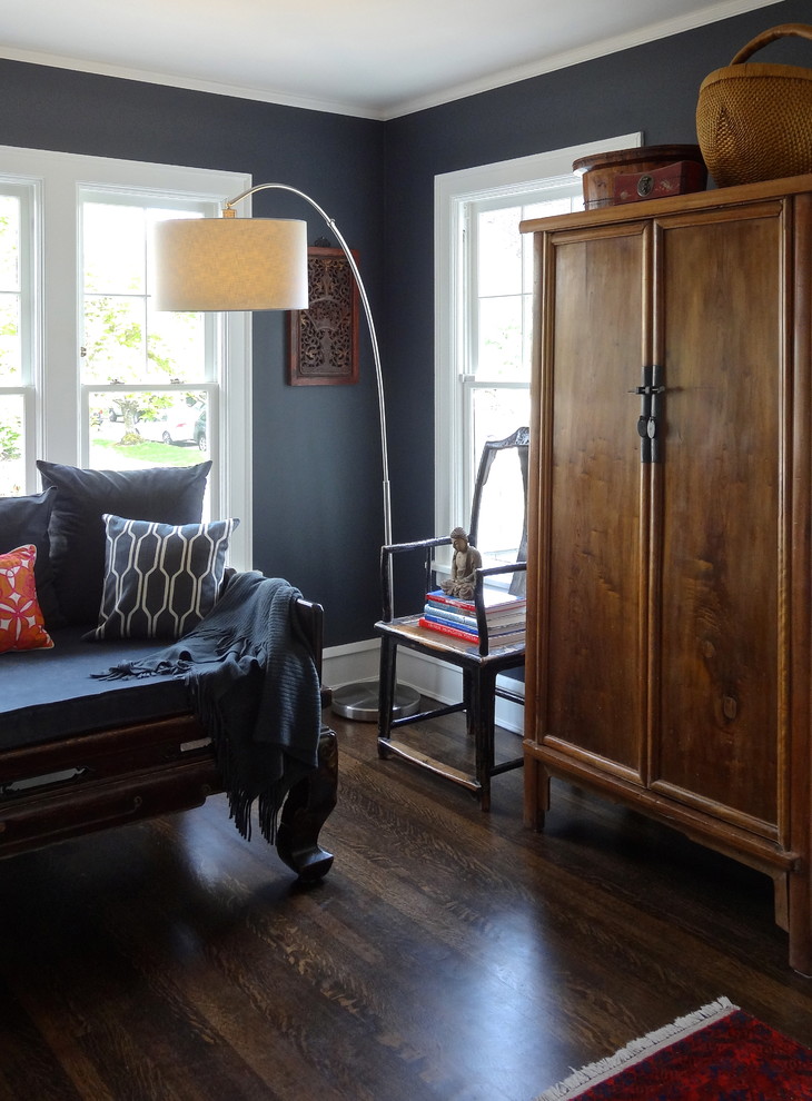 На фото: гостиная комната в стиле фьюжн с серыми стенами и темным паркетным полом