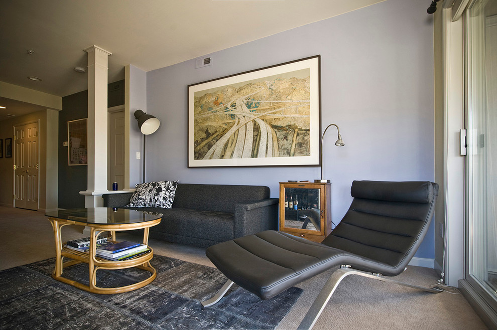 Идея дизайна: парадная, изолированная гостиная комната среднего размера в стиле ретро с ковровым покрытием, стандартным камином, фасадом камина из камня, телевизором на стене и фиолетовыми стенами