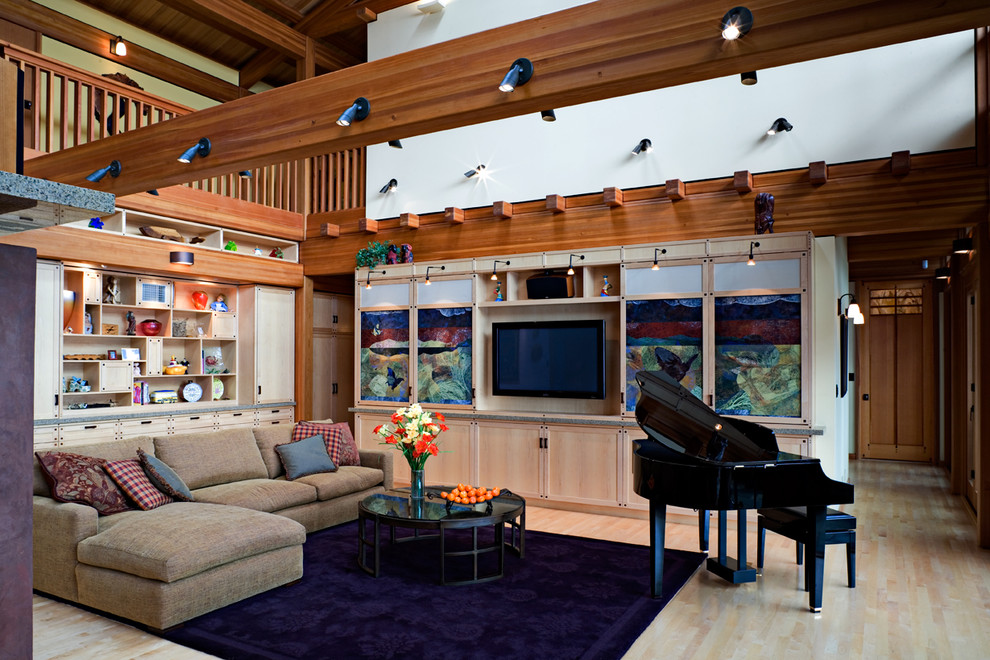 На фото: гостиная комната в стиле фьюжн с музыкальной комнатой и телевизором на стене