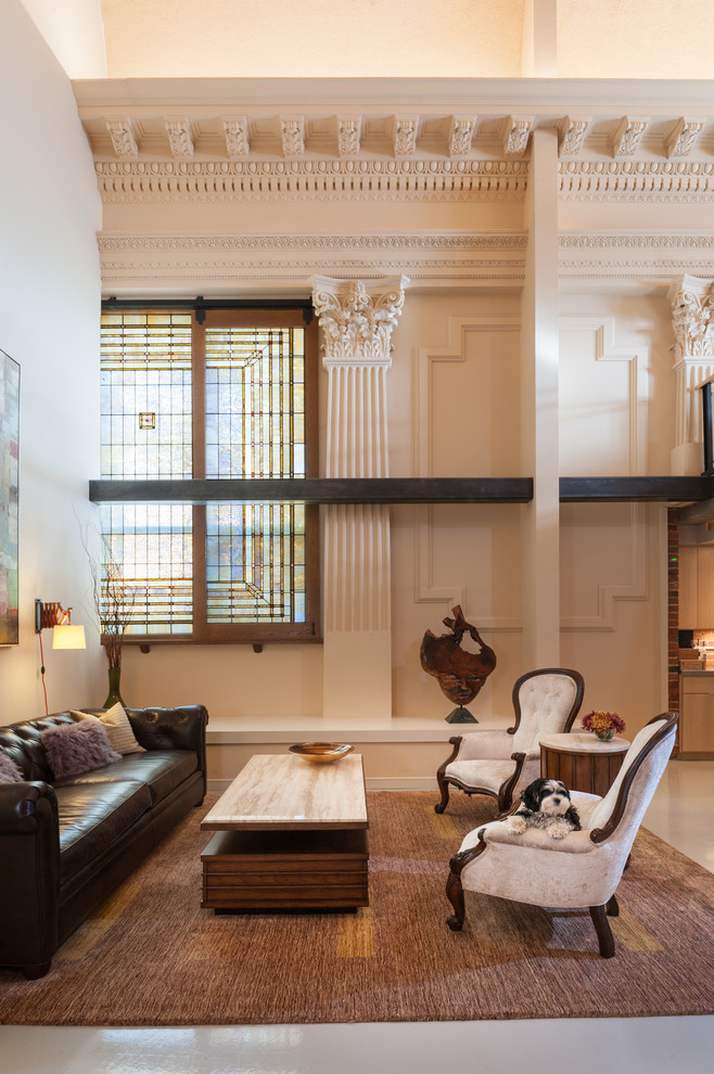 Immagine di un soggiorno classico di medie dimensioni con pavimento in cemento, nessuna TV, sala formale e pareti beige