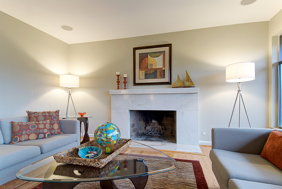 Foto di un soggiorno design chiuso con pareti grigie e parquet chiaro