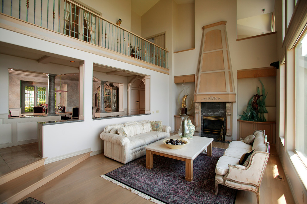 Пример оригинального дизайна: парадная, открытая гостиная комната среднего размера в викторианском стиле с бежевыми стенами, светлым паркетным полом, стандартным камином, фасадом камина из плитки и коричневым полом без телевизора