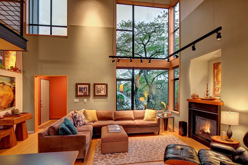 Immagine di un soggiorno minimalista con parquet chiaro e camino classico