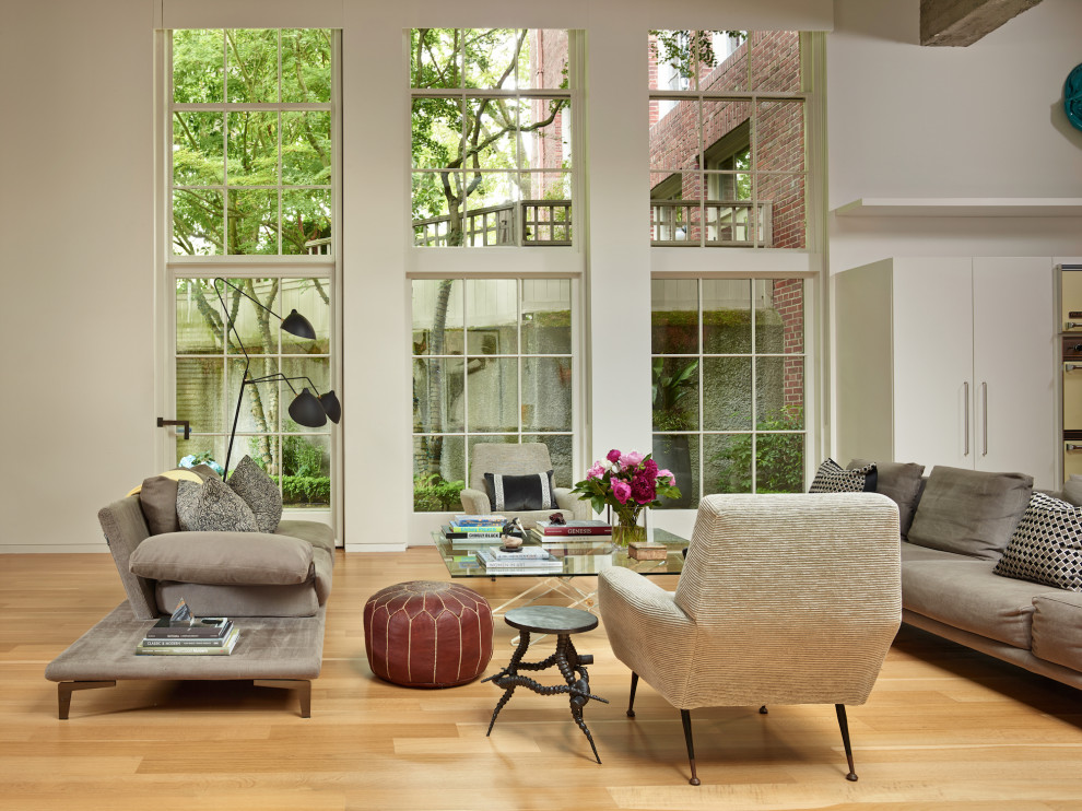 Imagen de salón para visitas abierto, industrial, extra grande, sin chimenea, con paredes blancas, suelo de madera clara y suelo beige