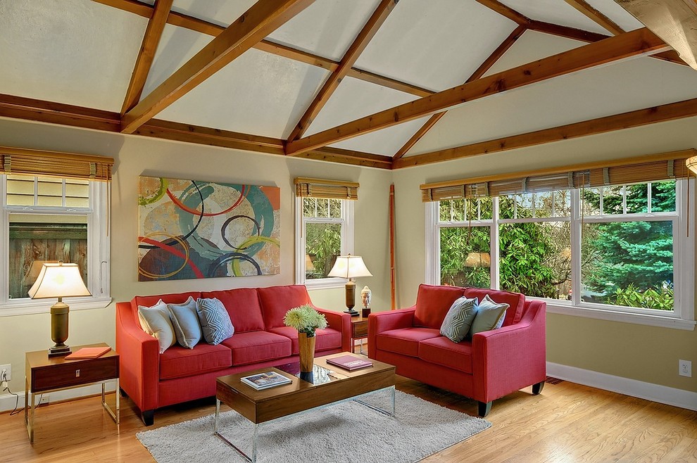 Imagen de salón ecléctico de tamaño medio con paredes beige y suelo de madera en tonos medios