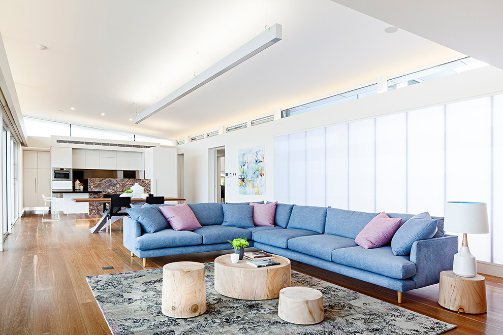 Großes, Repräsentatives, Offenes Modernes Wohnzimmer mit weißer Wandfarbe und braunem Holzboden in Sydney